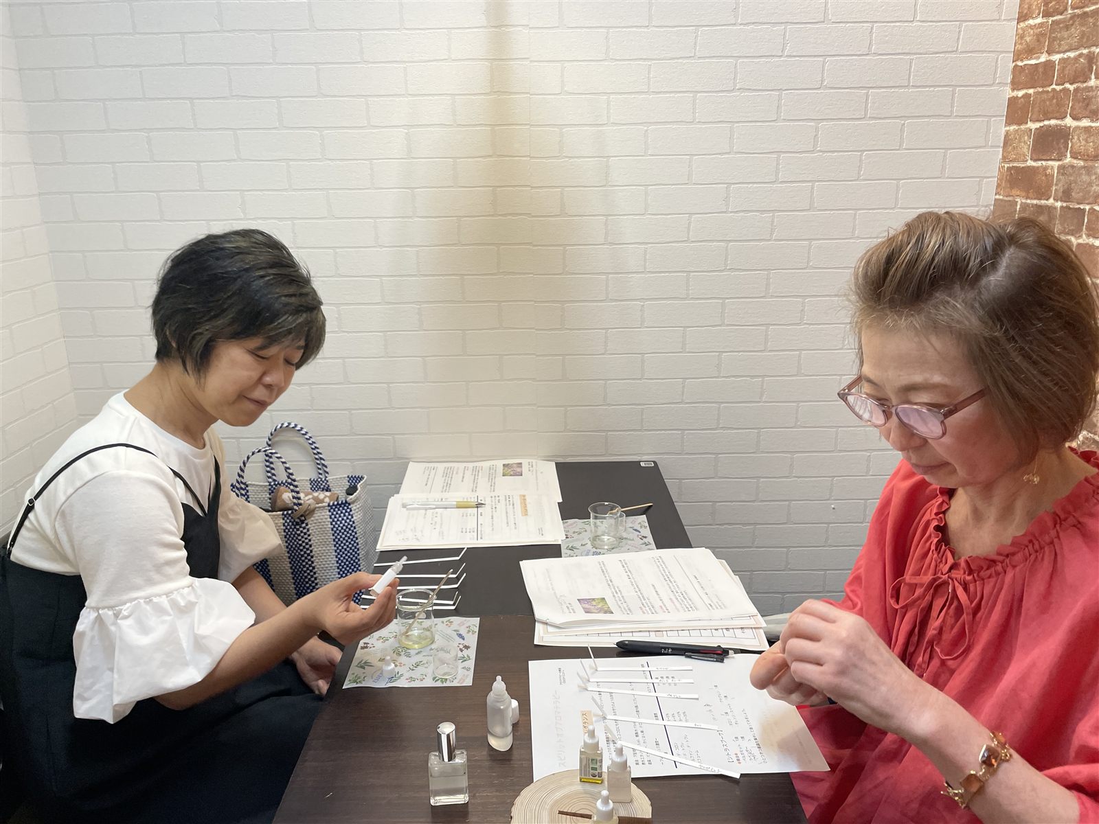 教室で香りを試しながらセッションを受ける様子