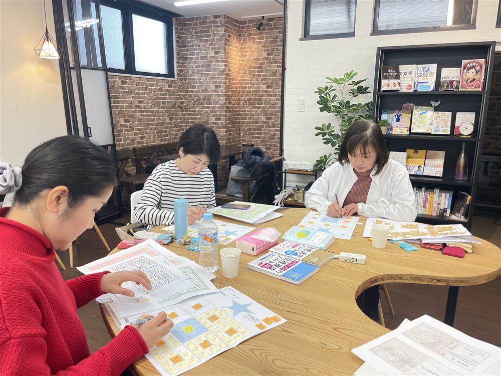 笑顔で香りを試す参加者