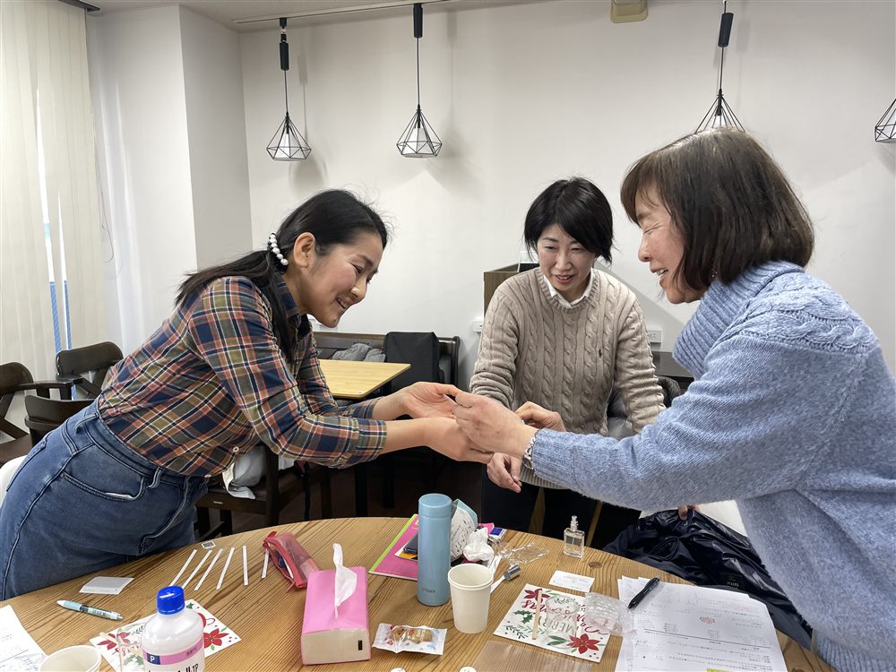 教室でシートに書き込む参加者